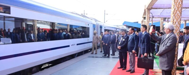 وزیر اعظم نے شری ماتا ویشنو دیوی کٹرا ۔ نئی دہلی روٹ کیلئے دوسری وندے بھارت ٹرین کو ہری جھنڈی دکھائی