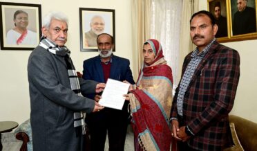 لیفٹنٹ گورنر نے شہید حوالدار عبدالمجید کی اہلیہ کو تقرری کا لیٹر سونپا
