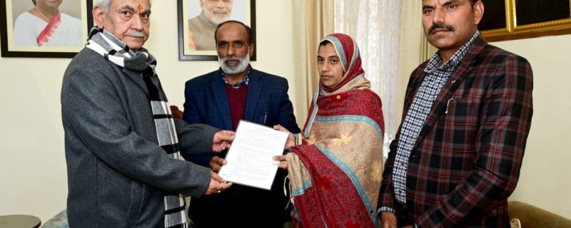 لیفٹنٹ گورنر نے شہید حوالدار عبدالمجید کی اہلیہ کو تقرری کا لیٹر سونپا