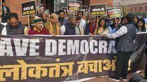 ارکان پارلیمنٹ کی معطلی:کھڑگے کی قیادت میں پارلیمنٹ ہاؤس سے وجے چوک تک احتجاجی مارچ