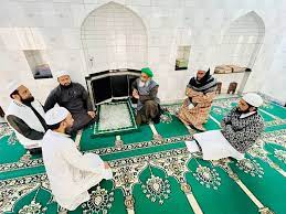 نئی دہلی: دہلی میں ادیوگ بھون کے سامنے گول چوراہے پر واقع تاریخی سنہری مسجد کو منہدم کرنے کی تیاری کی جا رہی ہے۔ رپورٹ کے مطابق این ڈی ایم سی نے عوام سے اس حوالہ سے رائے طلب کی ہے۔ این ڈی ایم سی کے چیف ارکیٹیکٹ نے عوامی اطلاع جاری کی ہے۔ کہا جا رہا ہے کہ اس علاقے میں ٹریفک کو آسانی سے چلانے کے لیے مسجد کو ہٹانا ہوگا۔ سنہری مسجد تقریباً 150 پرانی ہے اور تاریخی نوعت سے اہمیت کی حامل ہے۔شہری یکم جنوری کی شام 5 بجے تک chief.architect@ndmc.gov.in پر ای میل کے ذریعے تجاویز بھیج سکتے ہیں۔ رپورٹ کے مطابق اس علاقے کو سنٹرل وسٹا پراجیکٹ کے تحت ری ڈیولپ کیا جا رہا ہے اس لیے آنے والے دنوں میں یہاں کی ٹریفک میں اضافہ ہوگا۔ این ڈی ایم سی کا کہنا ہے کہ علاقے کو ٹریفک کے نقطہ نظر سے بہتر بنایا جائے گا۔ادیوگ بھون کے سامنے کا یہ علاقہ سیکورٹی کے نقطہ نظر سے بھی بہت اہم ہے۔ مرکزی حکومت کے دفاتر کے ساتھ ساتھ یہ دفاعی افواج کے اعلیٰ عہدیداروں کے دفاتر کے قریب بھی ہے۔ اپنے عوامی نوٹس میں، این ڈی ایم سی نے ٹریفک آپریشنز کو بہتر بنانے کے لیے ٹریفک پولیس کے خط کا بھی ذکر کیا ہے۔این ڈی ایم سی کے مطابق یہاں بڑھتی ہوئی ٹریفک کو دیکھتے ہوئے ٹریفک پولیس کے ساتھ دو مرتبہ مشترکہ معائنہ کیا گیا ہے۔ اس دوران اس مسجد کو ہٹانے یا دوسری جگہ منتقل کرنے پر اتفاق رائے ہو گیا۔ اس معاملے میں دہلی وقف بورڈ کی عرضی کی سماعت ایجنسیوں کے حلف نامہ کے بعد ہائی کورٹ نے بند کر دی جس میں ایجنسیوں نے کہا تھا کہ وہ قانونی کارروائی کریں گے۔وقف بورڈ نے اپنی درخواست میں کہا تھا کہ مسجد 150 سال پرانی ہے۔ اس میں جمعہ اور عیدین کے علاوہ پانچ وقت کی نماز پڑھی جاتی ہے۔ قابل ذکر ہے کہ سنہری باغ مسجد گول چکر مولانا آزاد روڈ، موتی لال نہرو مارگ اور کامراج مارگ کو جوڑتی ہے اور یہ تیسرے زمرے کے ورثے کی فہرست میں شامل ہے۔