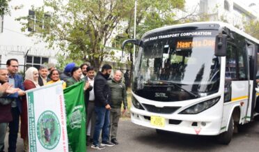 شبنم کاملی نے فارمرس گروپ کو نمائشی دورے کیلئے ہری جھنڈی دِکھا کر روانہ کیا