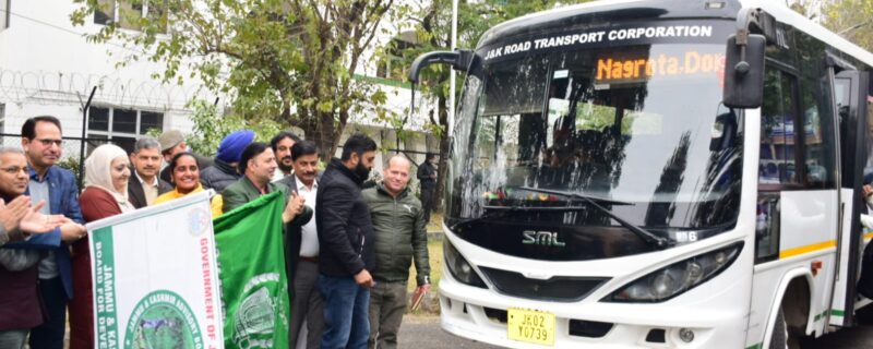 شبنم کاملی نے فارمرس گروپ کو نمائشی دورے کیلئے ہری جھنڈی دِکھا کر روانہ کیا