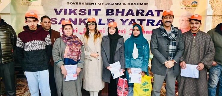 Yasha Mudgal joins Viksit Bharat Sankalp Yatra at Bijbehara