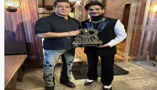 بگ باس سیزن 17: منور فاروقی نے لہرایا فتح کا پرچم، ابھشیک کمار رہے رَنر اَپ