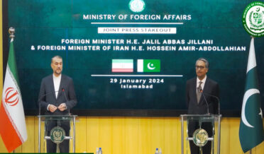 پاک-ایران سرحدی علاقے میں دہشتگردوں کو ’تیسرے ملک‘ کی مدد حاصل ہے، ایرانی وزیر خارجہ