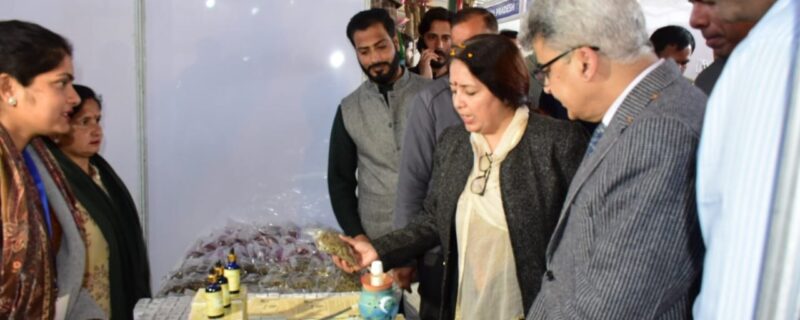 چیف سیکرٹری اَتل ڈولو نے دیہی خواتین کاروباریوں کی صلاحیتوں کو ظاہر کرنے کیلئے سارس آجیویکا 2.0 کا اِفتتاح کیا