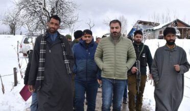 ضلع ترقیاتی کمشنر پلوامہ کا دورہ،برفباری کے بعد ضروری خدمات کو یقینی نے کی ہدایت