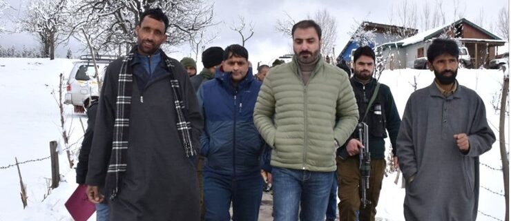 ضلع ترقیاتی کمشنر پلوامہ کا دورہ،برفباری کے بعد ضروری خدمات کو یقینی نے کی ہدایت