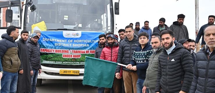 ضلع ترقیاتی کمشنر شوپیاں نے منی سیکرٹریٹ شوپیاں میں جامع زرعی ترقیاتی پروگرام کے تحت