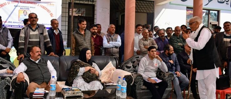 شبنم کاملی نے پنچائت ڈوری بلاک کھرا بالی میں عوامی دربار کی صدارت کی