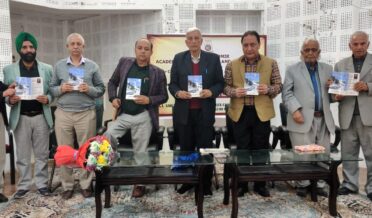 کلچرل اکیڈیمی نے جی آر حسرت گڈھ کی کتاب’’ اکہ￿ نندن‘‘ جاری کی