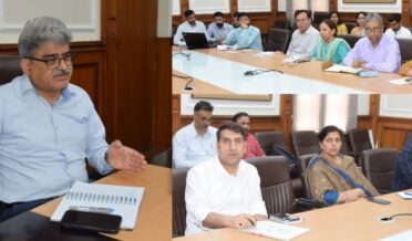 جموں//چیف سیکرٹری اَتل ڈولونے آج بھاسکرآچاریہ نیشنل اِنسٹی چیوٹ فار سپیس ایپلی کیشنز اینڈ جیو اِنفارمیٹکس (بی آئی ایس اے جی۔این) کے ذریعہ این آئی سی اور آئی ٹی ڈیپارٹمنٹ کے اشتراک سے سکل ڈیولپمنٹ ڈیپارٹمنٹ (ایس ڈی ڈی) کے لئے سکلنگ پورٹل کی ترقی کا تفصیلی جائزہ لیا۔میٹنگ میں سیکرٹری ایس ڈی ڈی کے علاوہ کمشنر سیکرٹری آئی ٹی ، سیکرٹری منصوبہ بندی، ڈی جی منصوبہ بندی، ڈائریکٹر ایس ڈی ڈی اور محکمہ کے دیگر متعلقہ افسران نے بھی شرکت کی۔دورانِ میٹنگ چیف سیکرٹری نے تمام شراکت داروںکے ساتھ اِس پورٹل کا حصہ بننے کی حد اور اجزأ کے بارے میں تفصیلی تبادلہ خیال کیا۔ اُنہوں نے ڈویلپروں سے عوام کے لئے اس پورٹل کی افادیت اور اہمیت کے علاوہ اس کا حصہ بنائے جانے والے نئے اقدامات کے بارے میں دریافت کیا۔اُنہوں نے مزیدپوچھاکہ اس پورٹل پر ہنرمندی کے لئے کون سے کورسز پیش کئے جائیں گے اور درخواست دہندگان کو کس قسم کے الرٹس، معلومات فراہم کی جائیں گی۔ اُنہوں نے یہاں رہنے والی متنوع آبادی کی آسانی کے لئے اسے کثیر لسانی بنانے کی تجویز دی۔ اُنہوں نے دکش کسان پورٹل پر شامل کرنے کے علاوہ خود روزگار کے ہر شعبے میں پیش کی جانے والی سکیموں کی تفصیلات دینے والے موٹیویشنل ویڈیوز کو بھی شامل کرنے کو کہا۔سیکرٹری ایس ڈی ڈی کمار راجیو رنجن نے مختلف پہلوؤں اور اس پر کام کرنے کے طریقوں پر روشنی ڈالی۔ اُنہوں نے بتایا کہ ترقی کے پورٹل مختلف شعبوں یا دِلچسپی کے شعبوں کے تحت جیسے زراعت ، آٹوموٹیو ، بی ایف ایس آئی ، تعمیرات ، خوبصورتی اور تندرستی وغیرہ خود کو ہنر مند بنانے کی ضرورت والے لوگوں کے لئے فائدہ مند متعدد آ ن لائن کورسوں کی ہوسٹ کر نے جارہا ہے۔