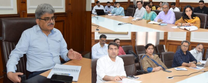 جموں//چیف سیکرٹری اَتل ڈولونے آج بھاسکرآچاریہ نیشنل اِنسٹی چیوٹ فار سپیس ایپلی کیشنز اینڈ جیو اِنفارمیٹکس (بی آئی ایس اے جی۔این) کے ذریعہ این آئی سی اور آئی ٹی ڈیپارٹمنٹ کے اشتراک سے سکل ڈیولپمنٹ ڈیپارٹمنٹ (ایس ڈی ڈی) کے لئے سکلنگ پورٹل کی ترقی کا تفصیلی جائزہ لیا۔میٹنگ میں سیکرٹری ایس ڈی ڈی کے علاوہ کمشنر سیکرٹری آئی ٹی ، سیکرٹری منصوبہ بندی، ڈی جی منصوبہ بندی، ڈائریکٹر ایس ڈی ڈی اور محکمہ کے دیگر متعلقہ افسران نے بھی شرکت کی۔دورانِ میٹنگ چیف سیکرٹری نے تمام شراکت داروںکے ساتھ اِس پورٹل کا حصہ بننے کی حد اور اجزأ کے بارے میں تفصیلی تبادلہ خیال کیا۔ اُنہوں نے ڈویلپروں سے عوام کے لئے اس پورٹل کی افادیت اور اہمیت کے علاوہ اس کا حصہ بنائے جانے والے نئے اقدامات کے بارے میں دریافت کیا۔اُنہوں نے مزیدپوچھاکہ اس پورٹل پر ہنرمندی کے لئے کون سے کورسز پیش کئے جائیں گے اور درخواست دہندگان کو کس قسم کے الرٹس، معلومات فراہم کی جائیں گی۔ اُنہوں نے یہاں رہنے والی متنوع آبادی کی آسانی کے لئے اسے کثیر لسانی بنانے کی تجویز دی۔ اُنہوں نے دکش کسان پورٹل پر شامل کرنے کے علاوہ خود روزگار کے ہر شعبے میں پیش کی جانے والی سکیموں کی تفصیلات دینے والے موٹیویشنل ویڈیوز کو بھی شامل کرنے کو کہا۔سیکرٹری ایس ڈی ڈی کمار راجیو رنجن نے مختلف پہلوؤں اور اس پر کام کرنے کے طریقوں پر روشنی ڈالی۔ اُنہوں نے بتایا کہ ترقی کے پورٹل مختلف شعبوں یا دِلچسپی کے شعبوں کے تحت جیسے زراعت ، آٹوموٹیو ، بی ایف ایس آئی ، تعمیرات ، خوبصورتی اور تندرستی وغیرہ خود کو ہنر مند بنانے کی ضرورت والے لوگوں کے لئے فائدہ مند متعدد آ ن لائن کورسوں کی ہوسٹ کر نے جارہا ہے۔