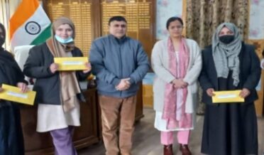 ضلع ترقیاتی کمشنر کپواڑہ نے ایس آر او43 کے تحت اہل اُمید واروں کو تقرری نامے سونپے