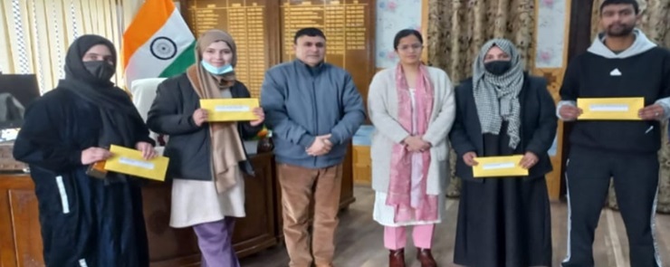 ضلع ترقیاتی کمشنر کپواڑہ نے ایس آر او43 کے تحت اہل اُمید واروں کو تقرری نامے سونپے