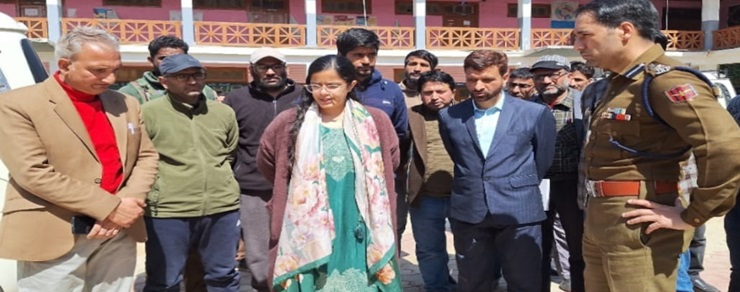 DC Kupwara visits Handwara, conducts comprehensive inspection of Strong room, Polling Stations, Election control Room, Development works