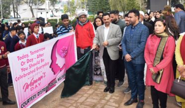 ضلع ترقیاتی کمشنر راجوری نے لڑکی کے بچائو مہم کے تحت میگا بیداری ریلی کوہری جھنڈی دِکھا کر روانہ کیا