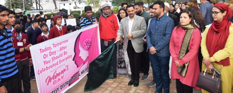 ضلع ترقیاتی کمشنر راجوری نے لڑکی کے بچائو مہم کے تحت میگا بیداری ریلی کوہری جھنڈی دِکھا کر روانہ کیا