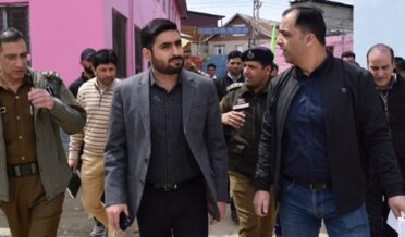 DEO Budgam reviews arrangements at collection, distribution centres of Beerwah & Budgam ACs
