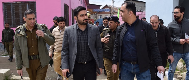 DEO Budgam reviews arrangements at collection, distribution centres of Beerwah & Budgam ACs