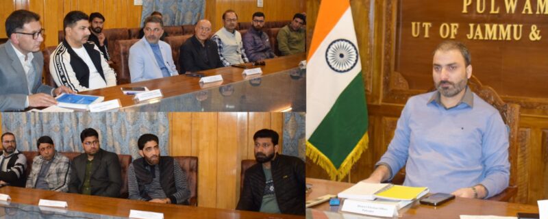 ڈسٹرکٹ الیکشن آفیسر پلوامہ نے سیاسی جماعتوں کے نمائندوں کے ساتھ میٹنگ کی صدارت کی