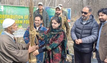 ڈی ایف او سوشل فارسٹری ڈویژن اننت ناگ نے پلانٹ ڈسٹری بیوشن مہم کا آغاز کیا