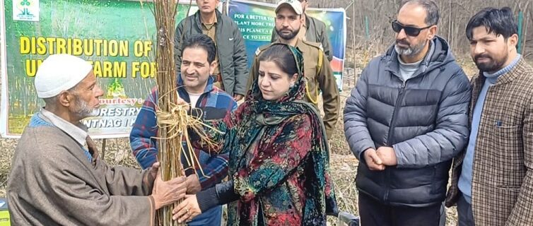 ڈی ایف او سوشل فارسٹری ڈویژن اننت ناگ نے پلانٹ ڈسٹری بیوشن مہم کا آغاز کیا