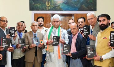 لیفٹیننٹ گورنر نے آئی ڈی سونی کی کتاب’’ پُر اَمن زندگی کیسے گزاریں‘‘کا اجرأ کیا
