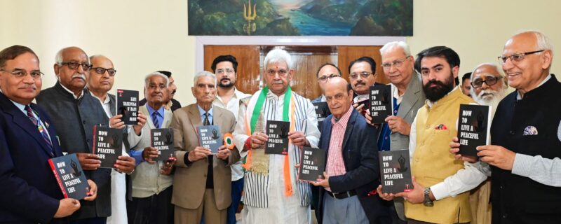 لیفٹیننٹ گورنر نے آئی ڈی سونی کی کتاب’’ پُر اَمن زندگی کیسے گزاریں‘‘کا اجرأ کیا