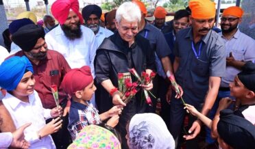 Lt Governor Sh Manoj Sinha paid obeisance at the Gurudwara Sahib Abtal, Ramgarh Samba on the auspicious occasion of Baisakhi. (1)