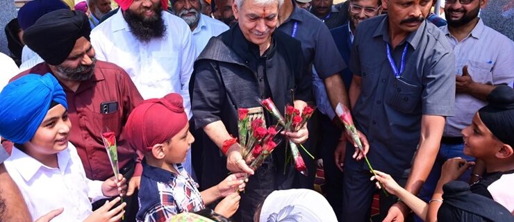 Lt Governor Sh Manoj Sinha paid obeisance at the Gurudwara Sahib Abtal, Ramgarh Samba on the auspicious occasion of Baisakhi. (1)