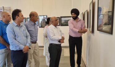 سریش کمار نے کلاکیندر میں سات روزہ فوٹو ایگزبشن کا اِفتتاح کیا