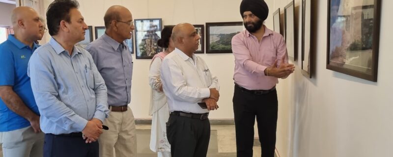 سریش کمار نے کلاکیندر میں سات روزہ فوٹو ایگزبشن کا اِفتتاح کیا