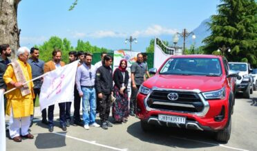 ایل جی منوج سنہا نے راج بھون سری نگر سے روڈ سیفٹی بیداری ٹور کو جھنڈی دکھا کر روانہ کیا