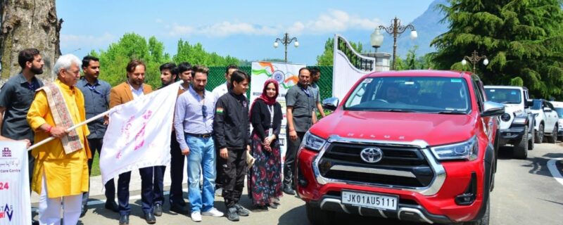 ایل جی منوج سنہا نے راج بھون سری نگر سے روڈ سیفٹی بیداری ٹور کو جھنڈی دکھا کر روانہ کیا