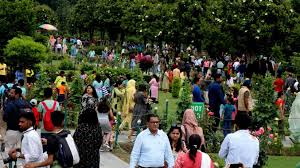 شدت کی گرمی کے بیچ سیاحتی مراکز پر مقامی و غیر مقامی سیاحوں کا سیلاب اْمڑ آیا