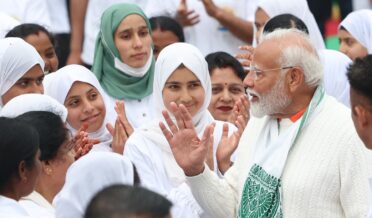 وزیر اعظم مودی نے سری نگر میں بین الاقوامی یوگا ڈے پر منعقدہ پروگرام کی قیادت کی