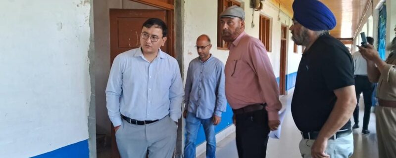 ضلع ترقیاتی کمشنر بارہمولہ نے جے کے ایس ایس بی سپر وائزر اِمتحانی مراکز کا تفصیلی معائینہ کیا