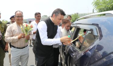 ضلع ترقیاتی کمشنر سری نگر نے اَمرناتھ جی یاتریوں کے پہلے قافلے کا پانتھا چوک میں والہانہ اِستقبال کیا