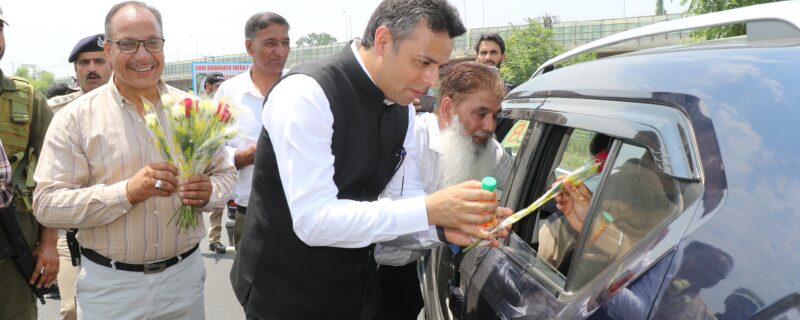 ضلع ترقیاتی کمشنر سری نگر نے اَمرناتھ جی یاتریوں کے پہلے قافلے کا پانتھا چوک میں والہانہ اِستقبال کیا