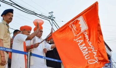 لیفٹیننٹ گورنر نے اَمرناتھ جی یاتریوں کے پہلے قافلے کو ہری جھنڈی دِکھا کر روانہ کیا