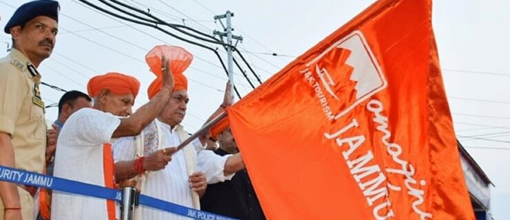 لیفٹیننٹ گورنر نے اَمرناتھ جی یاتریوں کے پہلے قافلے کو ہری جھنڈی دِکھا کر روانہ کیا