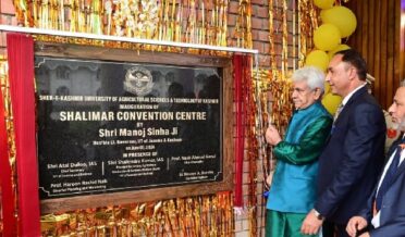 Lt Governor Sh Manoj Sinha inaugurated key infra projects and launched new academic programmes of SKUAST Kashmir. (6)