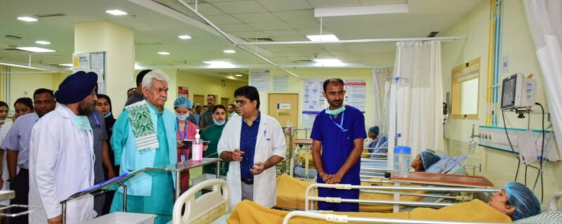 لیفٹیننٹ گورنر نے رِیاسی دہشت گردانہ حملے میں زخمی ہوئے یاتریوں کی عیادت کیلئے ہسپتالوں کا دورہ کیا