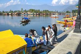 tourists in kashmir