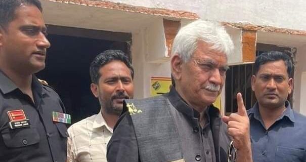 لوک سبھا انتخابات کا آخری مرحلہ :جموں کشمیر کے لیفٹنٹ گورنر منوج سنہا نے غازی پور میں اپنا ووٹ ڈالا