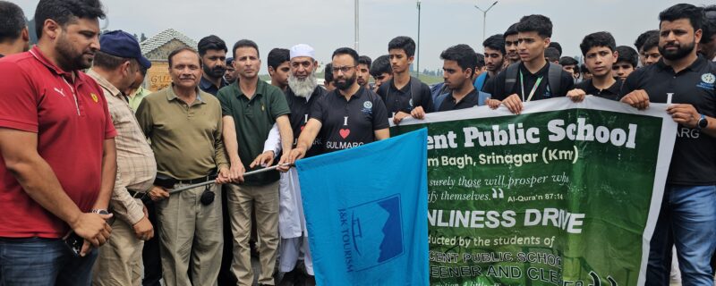 مشیر راجیو رائے بھٹناگر نے گلمرگ میں میگا صفائی و بیداری مہم کا آغاز کیا