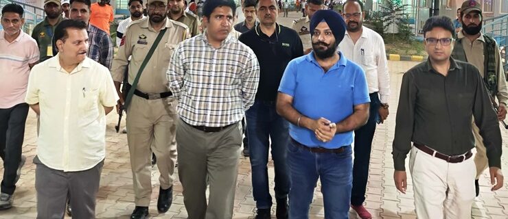 DC Ramban assesses arrangements for pilgrims at Yatri Niwas Chanderkote