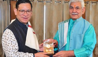 جسٹس این کوٹیشور سنگھ ایل جی منوج سنہا سے ملاقی